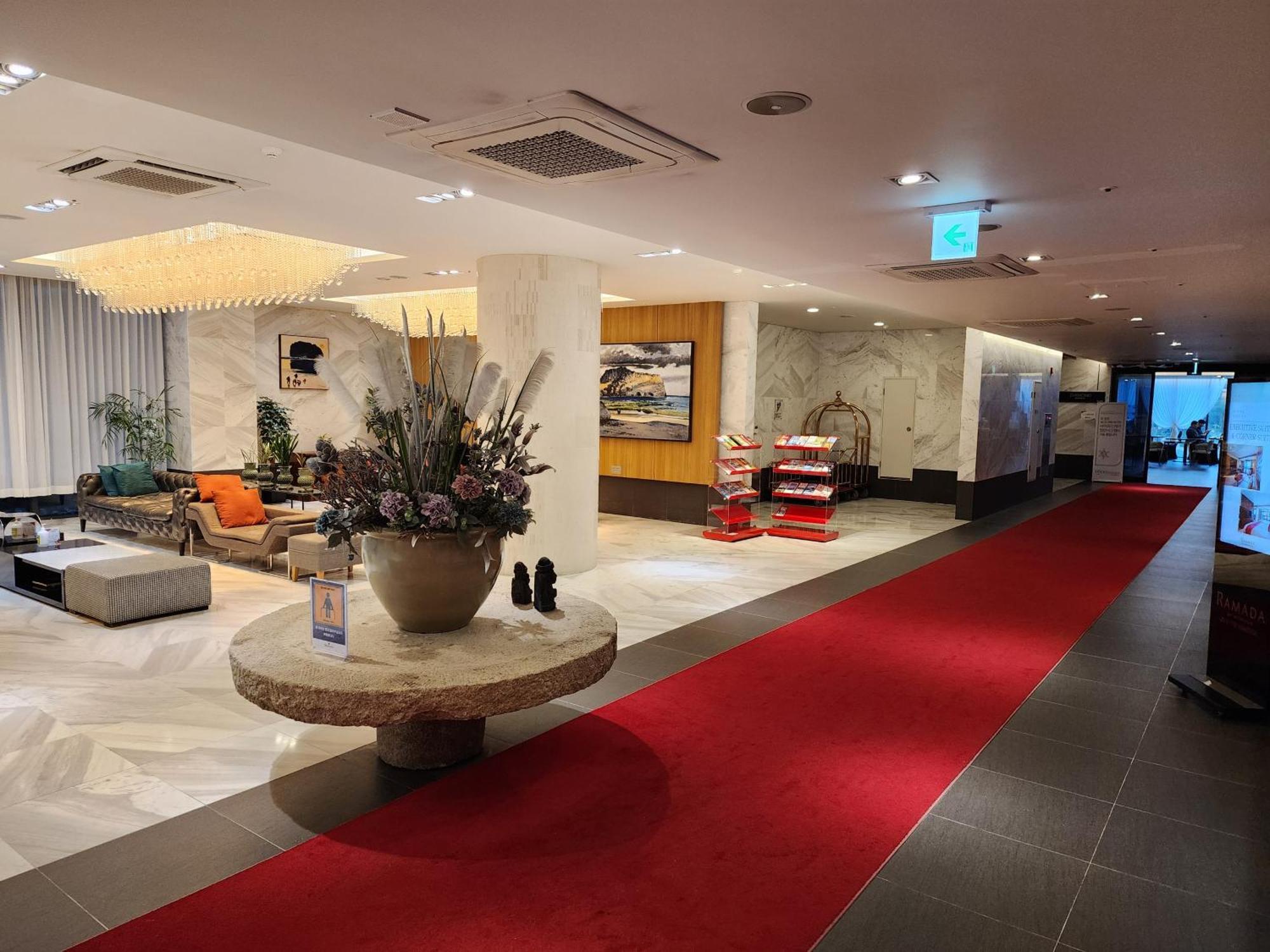 Ramada By Wyndham Jeju Hamdeok Hotel Exterior foto