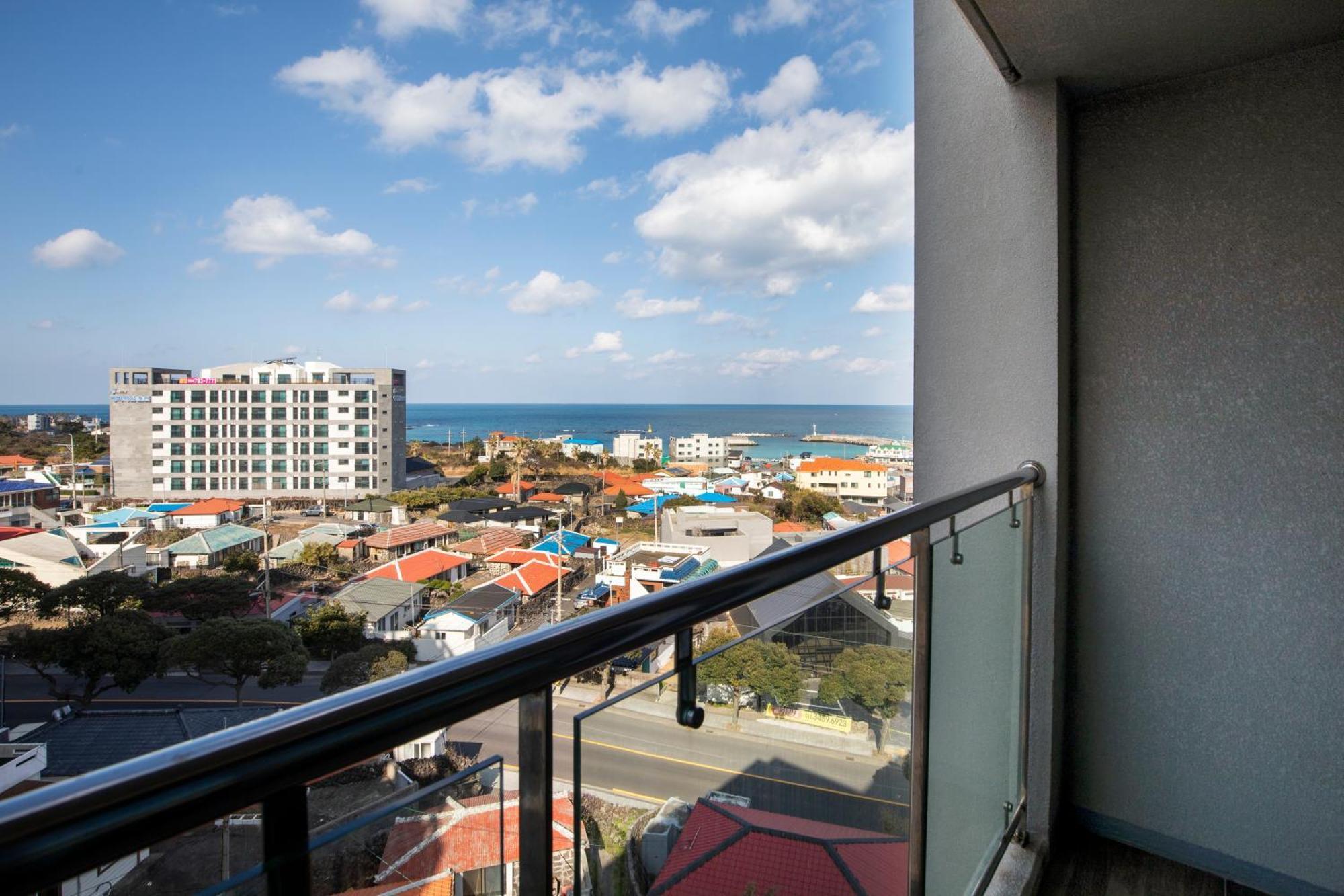 Ramada By Wyndham Jeju Hamdeok Hotel Exterior foto