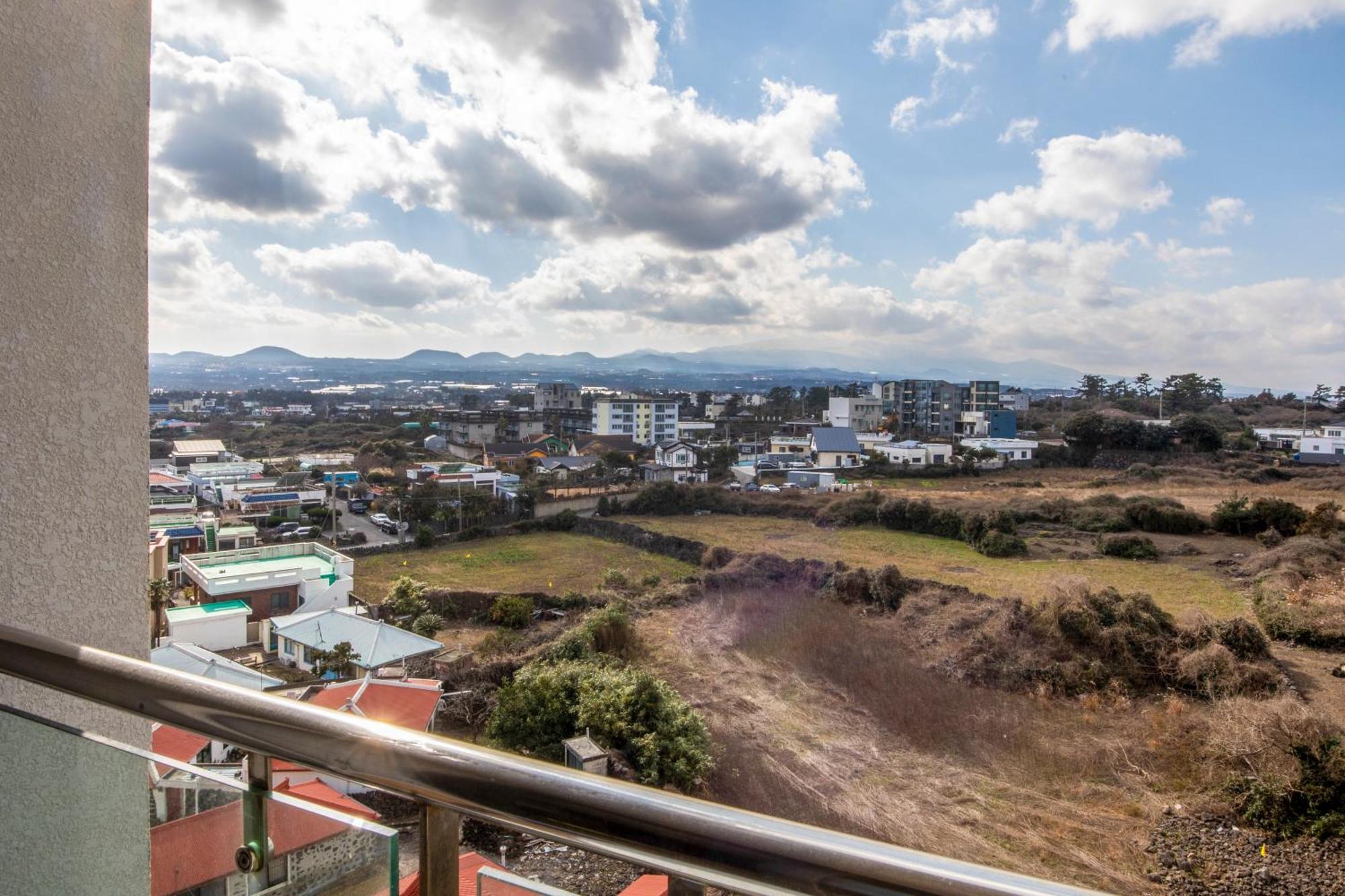 Ramada By Wyndham Jeju Hamdeok Hotel Exterior foto
