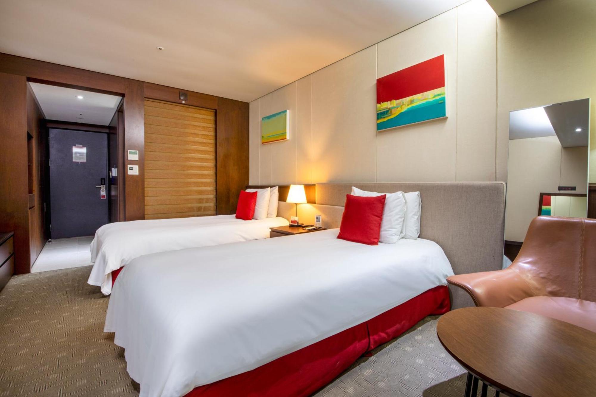Ramada By Wyndham Jeju Hamdeok Hotel Exterior foto