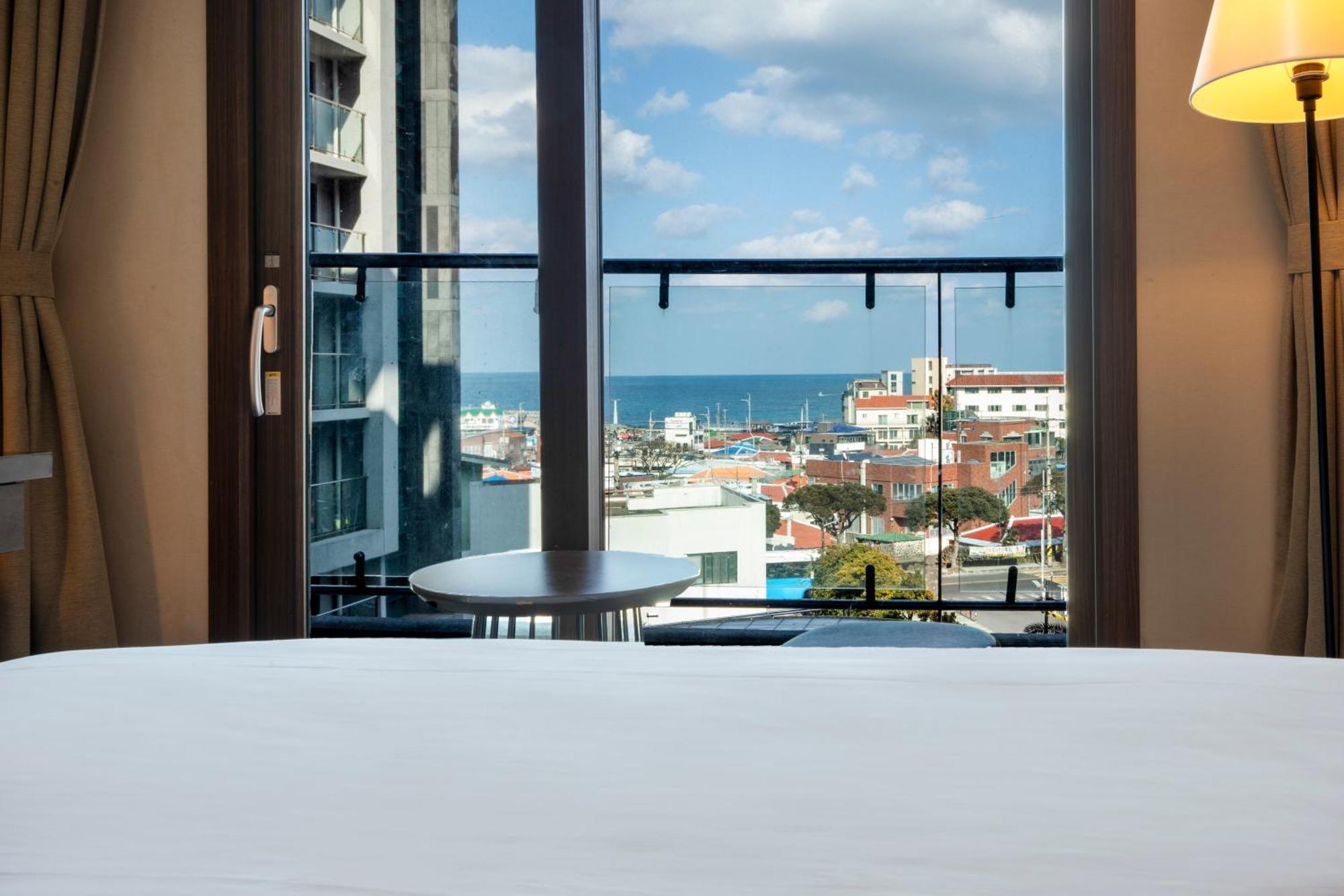 Ramada By Wyndham Jeju Hamdeok Hotel Exterior foto