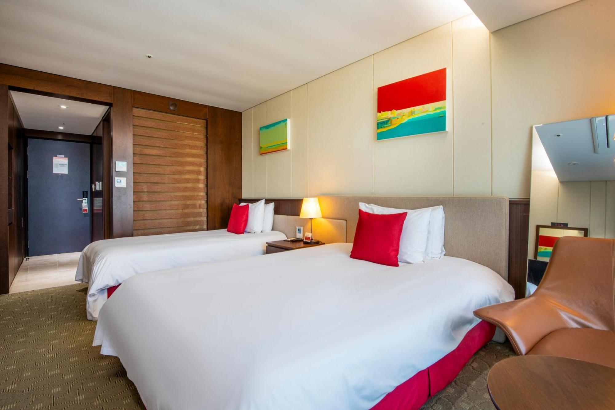 Ramada By Wyndham Jeju Hamdeok Hotel Exterior foto