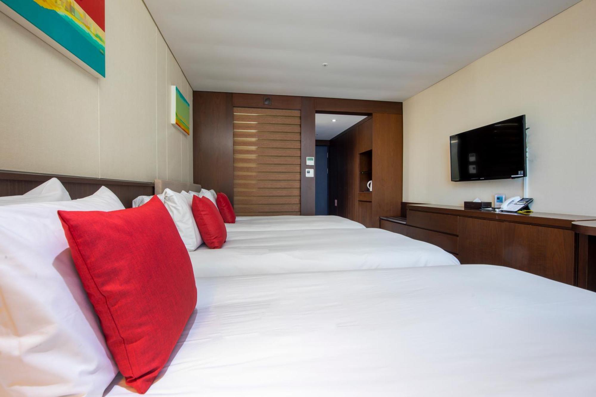 Ramada By Wyndham Jeju Hamdeok Hotel Exterior foto