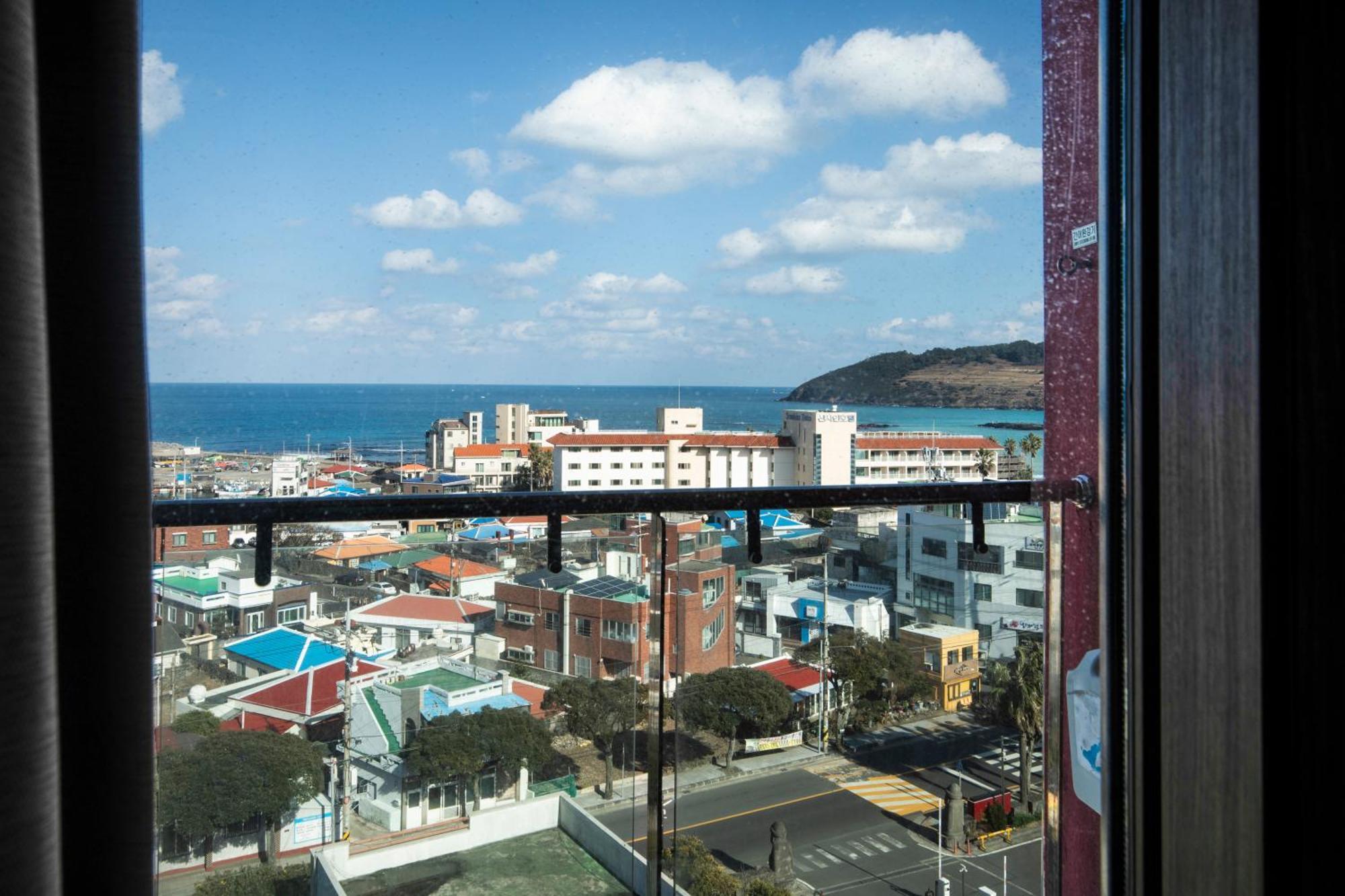 Ramada By Wyndham Jeju Hamdeok Hotel Exterior foto