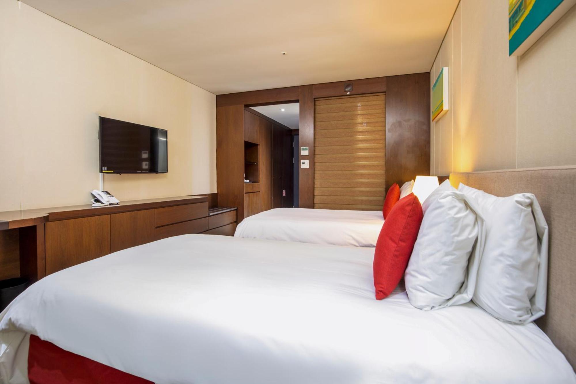 Ramada By Wyndham Jeju Hamdeok Hotel Exterior foto